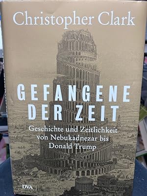 Bild des Verkufers fr Gefangene der Zeit : Geschichte und Zeitlichkeit von Nebukadnezar bis Donald Trump. Bestsellerautor Christopher Clark ber Zeit und Macht von der Antike bis heute Was hat der Brexit mit Bismarck zu tun? Was verbindet die antike Alexanderschlacht bei Issus mit der Schlacht gegen Napoleon bei Jena 1806? Was lehren uns Psychogramme aus dem Dritten Reich ber Gehorsam und Courage? Und wie lsst sich Weltgeschichte schreiben, ohne dabei dem Eurozentrismus verhaftet zu bleiben? Christopher Clark, der mit seinen Bchern ber Preuen und den Beginn des Ersten Weltkriegs Millionen Leser begeistert hat, beweist mit seinem neuen Band, wie vielfltig seine Interessen als Historiker sind. In insgesamt 13 ebenso klugen wie elegant geschriebenen Essays, die hier erstmals auf Deutsch vorliegen, zeigt er, wie sehr historische Ereignisse und Taten, Vorstellungen von Macht und Herrschaft ber die Zeiten hinweg fortwirken   bis heute. zum Verkauf von bookmarathon