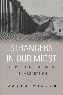 Bild des Verkufers fr Strangers in Our Midst: The Political Philosophy of Immigration (Paperback or Softback) zum Verkauf von BargainBookStores