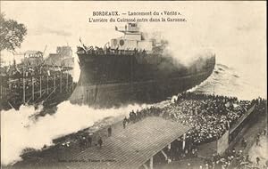 Bild des Verkufers fr Ansichtskarte / Postkarte Bordeaux-Gironde, Stapellauf der Wahrheit, das Heck des Schlachtschiffs fhrt in die Garonne ein zum Verkauf von akpool GmbH