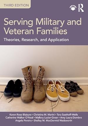Seller image for Serving Military Families for sale by moluna