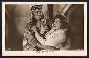 Ansichtskarte Schauspieler Rudolph Valentino mit Frau im Arm