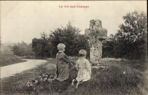 Bild des Verkufers fr Ansichtskarte / Postkarte Kinder beten vor dem Kreuz, Wiese, Blumen, Strae zum Verkauf von akpool GmbH