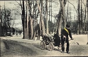 Ansichtskarte / Postkarte Alter Mann zieht Karren mit Holz, Holzstücke