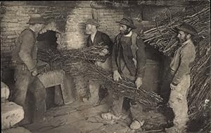 Ansichtskarte / Postkarte Männer verbrennen Holz, Heizung, Forstwirtschaft
