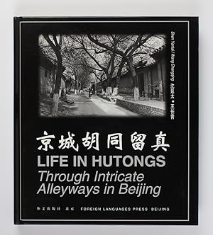 Immagine del venditore per Life in Hutongs: Through Intricate Alleyways in Beijing venduto da Buchkanzlei