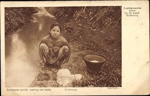 Ansichtskarte / Postkarte Buitenzorg Bogor Java Indonesien, sundanesische Frau wäscht ihre Kleidung