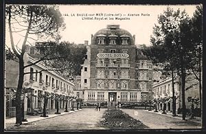 Carte postale La Baule-sur-Mer, Avenue Pavie, L`Hotel Royal et les Magasins