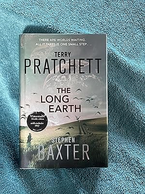 Seller image for The Long Earth for sale by Jon A Sewell