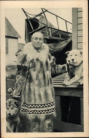 Ansichtskarte / Postkarte Alaska USA, Bischof Monseigneur Crimont in einheimischer Tracht, Huskies