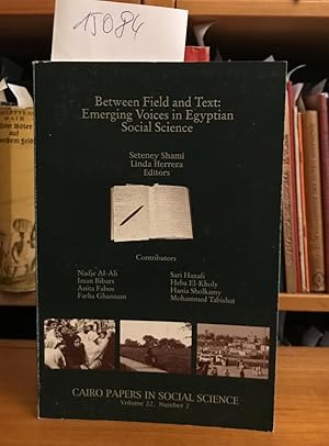 Image du vendeur pour Between field and text: emerging voices in Egyptian social science / Ed. by Seteney Shami and Linda Herrera. Cairo Papers in Social Science ; vol 22, number 2. mis en vente par Antiquariat Welwitschia Dr. Andreas Eckl