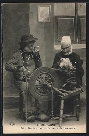 Ansichtskarte En Bretagne, En parlant du jeune temps, altes Paar am Spinnrad