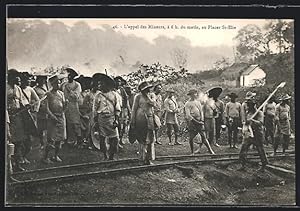 Postcard Placer St-Elie, Bergleute beim Morgenappell, Bahnschienen