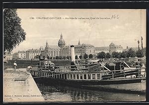 Carte postale Chateau Gontier, Arrivee du bateau au Quai de Lorraine, péniche beim Ablegen