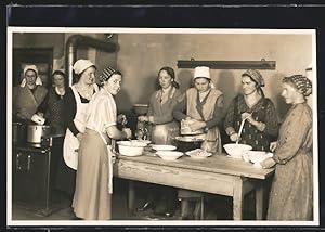 Foto-Ansichtskarte Dienstmädchen in der Küche beim Backen