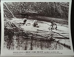 Image du vendeur pour Bonnie and Clyde 8 x 10 Still 1967 Warren Beatty and Faye Dunaway in river! mis en vente par AcornBooksNH