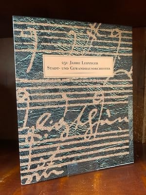 Bild des Verkufers fr 250 Jahre Leipziger Stadt- und Gewandhausorchester. Dokumente einer 250jhrigen Geschichte. Im Auftrag des Gewandhauses zu Leipzig zusammengestellt und bearbeitet von Claudius Bhm und Sven-W. Staps. Mit einer Einleitung "Die Anfnge der Orchestermusik in Leipzig" von Dr. Gunter Hempel. zum Verkauf von Antiquariat an der Nikolaikirche