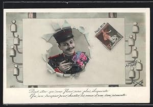Künstler-Ansichtskarte Postbote mit Schnurbart und Rosen schaut aus einem Brief heraus