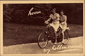 Ansichtskarte / Postkarte Zwei Frauen auf einem Tandem