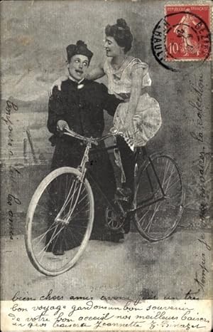 Ansichtskarte / Postkarte Priester und Frau auf einem Fahrrad