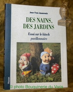 Imagen del vendedor de Des nains, des jardins. Essai sur le Kitsch pavillonnaire. a la venta por Bouquinerie du Varis