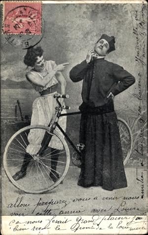 Ansichtskarte / Postkarte Priester und Frau mit einem Fahrrad