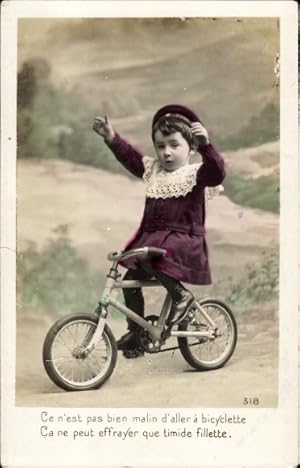 Ansichtskarte / Postkarte Junge auf einem kleinen Fahrrad