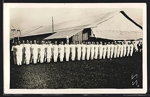 Foto-Ansichtskarte Gruppe von Turnern auf einer Wiese