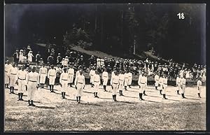 Foto-Ansichtskarte Gruppe von Turnern bei Freiübungen