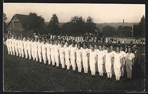 Foto-Ansichtskarte Gruppe von Turnern auf einer Wiese