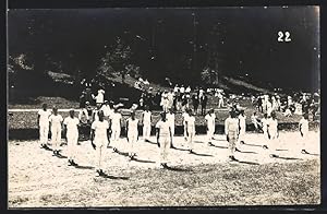 Foto-Ansichtskarte Gruppe von Turnern bei Freiübungen