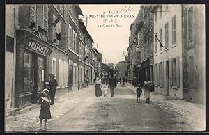Carte postale La Mothe-Saint-Heray, La Grande-Rue, vue de la rue