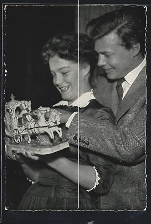 Ansichtskarte Schauspieler Romy Schneider und Karlheinz Böhm mit einer Porzellankutsche