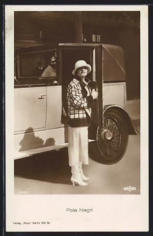 Ansichtskarte Schauspielerin Pola Negri vor Auto mit karierter Jacke und hellem Hut