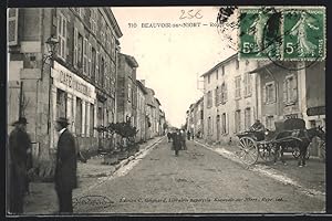 Carte postale Beauvoir-sur-Niort, vue de la rue avec Café National
