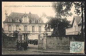 Carte postale Chatellerault, La Sous-Préfecture un jour de réception