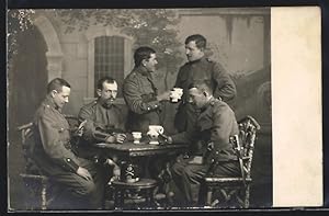 Ansichtskarte Soldaten in Uniform beim Kartenspiel am Tisch