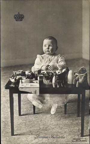 Ansichtskarte / Postkarte Prinzessin Juliana der Niederlande, Portrait als Kleinkind mit Spielzeu...
