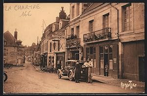 Carte postale La Chartre-sur-le-Loir, Vers l`Hôtel du Cheval Blanc