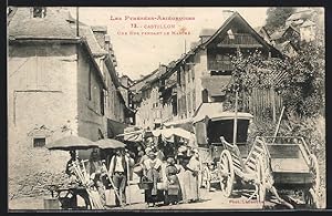 Carte postale Castillon, Une Rue pendant le Marché, vue de la rue