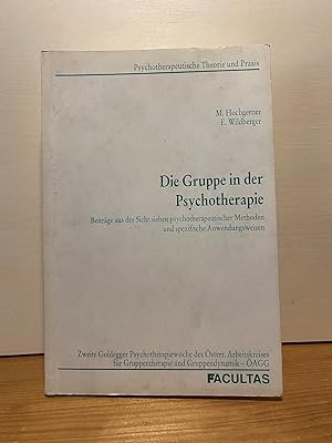 Seller image for Die Gruppe in der Psychotherapie : Beitrge aus der Sicht sieben psychotherapeutischer Methoden und spezifische Anwendungsweisen. [Zweite Goldegger Psychotherapiewoche des sterr. Arbeitskreises fr Gruppentherapie und Gruppendynamik - AGG]. M. Hochgerner ; E. Wildberger. Unter Mitw. von: Wolf Aull . Psychotherapeutische Theorie und Praxis for sale by Buchhandlung Neues Leben