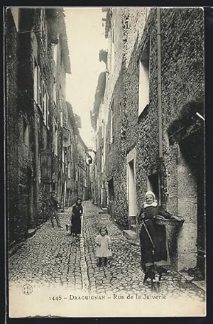 Carte postale Draguignan, Personnes dans la rue de la Juiverie