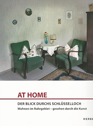 Imagen del vendedor de At home - der Blick durchs Schlsselloch. Wohnen im Ruhrgebiet - gesehen durch die Kunst. Anlsslich der Ausstellung At Home - der Blick durchs Schlsselloch - Wohnen im Ruhrgebiet - gesehen durch die Kunst, 13.5. - 16.9.2012. Ludwiggalerie Schloss Oberhausen. Autorinnen und Autoren Christiane Brox . / Kerber Forum. a la venta por Lewitz Antiquariat