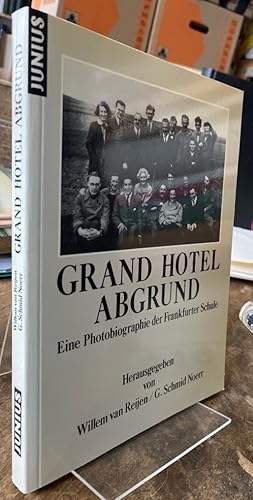 Grand Hotel Abgrund. Eine Photobiographie der Kritischen Theorie.