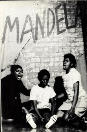 Künstler Ansichtskarte / Postkarte Soweto Südafrika, Theaterszene Where is my son, Mandela, Apart...