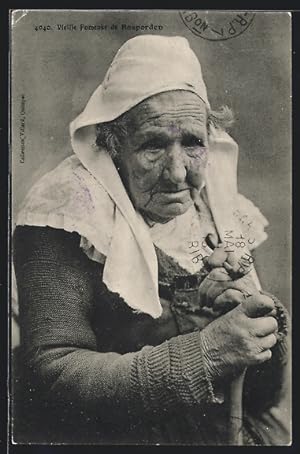 Ansichtskarte Pfeife rauchende alte Frau mit Haube
