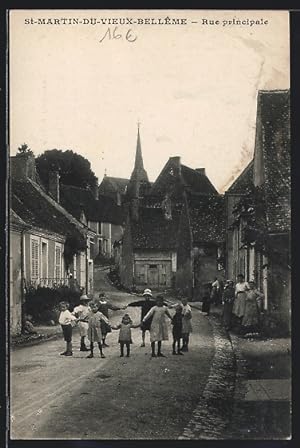 Carte postale St-Martin-du-Vieux-Bellême, Rue principale, vue de la rue