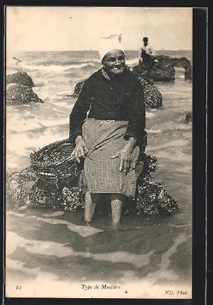 Ansichtskarte Type de Mouliere, Fischerfrau mit Korb auf einem Stein
