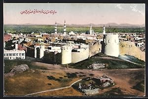 Ansichtskarte Saudi-Arabien, Festung und Wehrturm, Ortsansicht mit Blick auf Bergkette