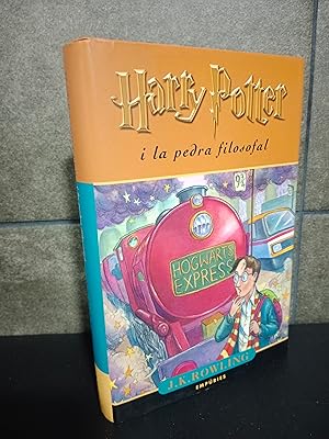 Imagen del vendedor de Harry Potter i la pedra filosofal (Catalan Edition). J. K. Rowling. a la venta por Lauso Books