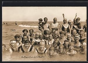 Image du vendeur pour Foto-Ansichtskarte Auftauchende U-Boote!, Gruppe in Bademode am Meer mis en vente par Bartko-Reher